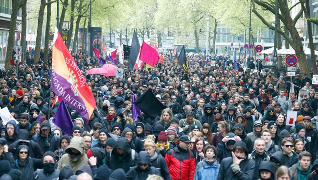 В Кельне проходят протесты против партии Альтернатива для Германии. 22 апреля 2017 года В Кельне проходят протесты против партии Альтернатива для Германии. 22 апреля 2017 года