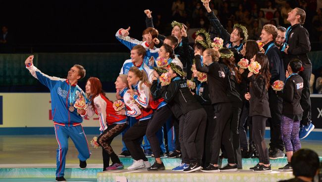 Церемония награждения призеров командного чемпионата мира по фигурному катанию в Токио Церемония награждения призеров командного чемпионата мира по фигурному катанию в Токио