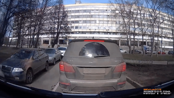 Мерседес не пропускает карету скорой Москва
