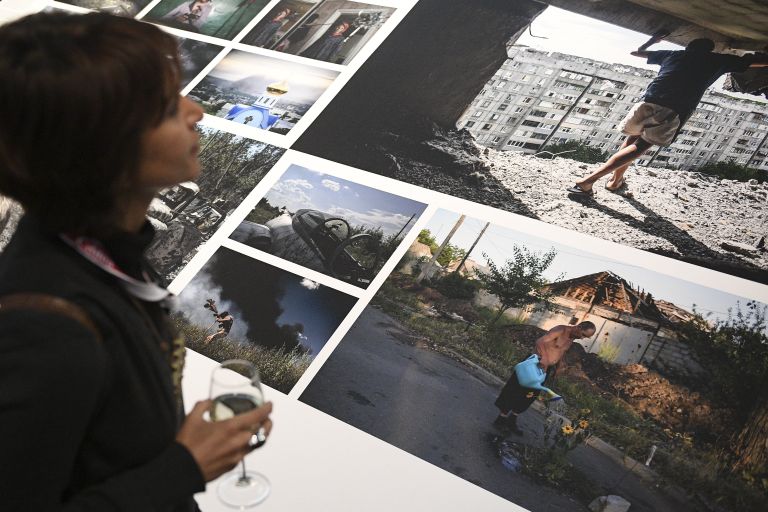 Посетительница у стенда с работами фотокорреспондента МИА Россия сегодня Валерия Мельникова на открытии выставки победителей World Press Photo в Амстердаме Посетительница у стенда с работами фотокорреспондента МИА Россия сегодня Валерия Мельникова на открытии выставки победителей World Press Photo в Амстердаме