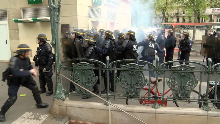 Столкновения полиции с протестующими в Париже накануне выборов Столкновения полиции с протестующими в Париже накануне выборов