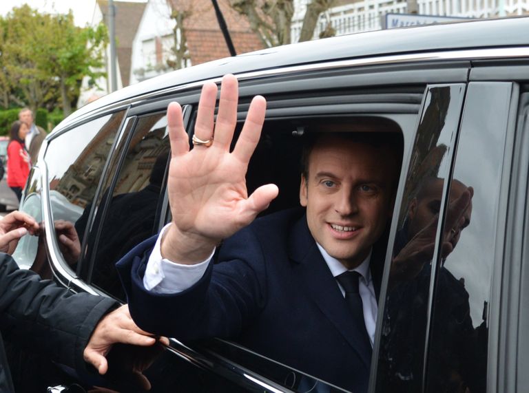 Кандидат в президенты Франции, лидер движения En Marche Эммануэль Макрон во время первого тура президентских выборов во Франции Кандидат в президенты Франции, лидер движения En Marche Эммануэль Макрон во время первого тура президентских выборов во Франции