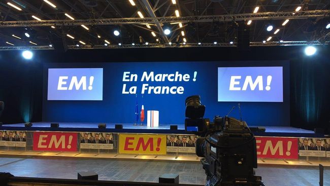 Зал для проведения митинга движения Эммануэля Макрона En Marche по итогам первого тура президентских выборов во Франции Зал для проведения митинга движения Эммануэля Макрона En Marche по итогам первого тура президентских выборов во Франции