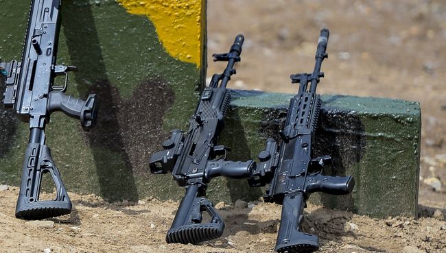 Гладкоствольный самозарядный карабин Сайга-12 исполнение 340 (12к), автоматы АК-12 (5,45мм) и АК-200 (5,45мм). Архивное фото