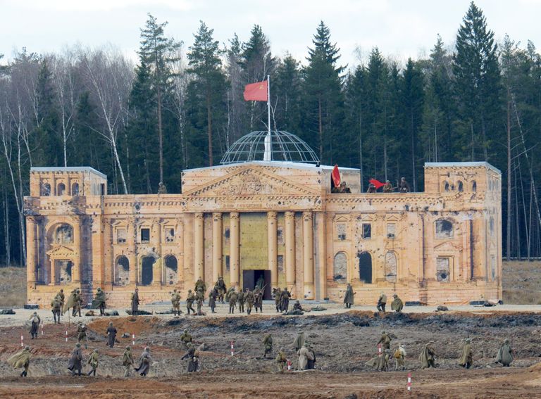 Участники во время военно-исторической реконструкции Штурм Берлина Участники во время военно-исторической реконструкции Штурм Берлина