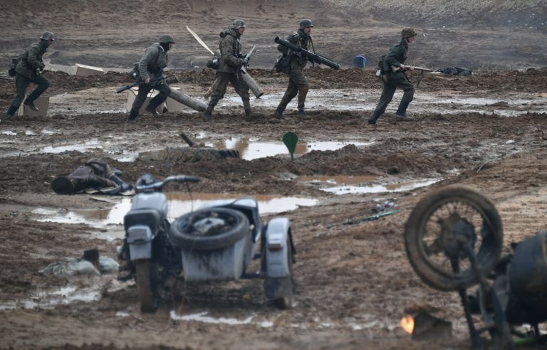 Участники военно-исторической реконструкции Штурм Берлина Участники военно-исторической реконструкции Штурм Берлина