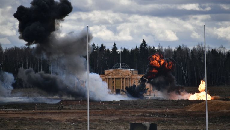 Макет здания Рейхстага во время военно-исторической реконструкции Штурм Берлина Макет здания Рейхстага во время военно-исторической реконструкции Штурм Берлина