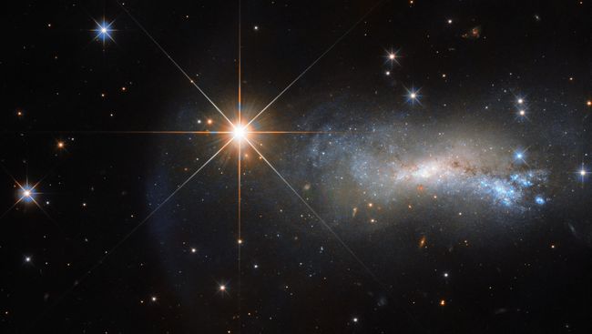 На этом снимке Хаббла галактику NGC 7250 почти не видно из-за яркой звезды TYC 3203-450-1 На этом снимке Хаббла галактику NGC 7250 почти не видно из-за яркой звезды TYC 3203-450-1