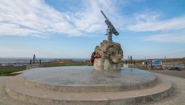 Смотровая площадка с видом на Крымский мост около памятника морякам-десантникам Черноморского флота Пушка Лендера. 22 апреля 2017
