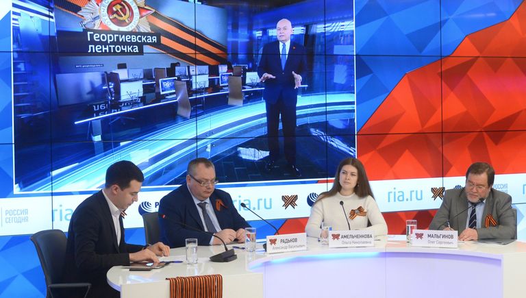 Пресс-конференция, приуроченная к старту акции Георгиевская ленточка, в Международном мультимедийном пресс-центре МИА Россия сегодня