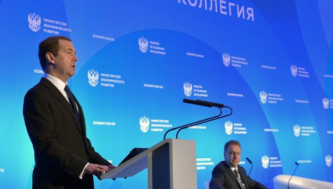 Председатель правительства РФ Дмитрий Медведев выступает на расширенном заседании коллегии министерства экономического развития РФ. 24 апреля 2017 Председатель правительства РФ Дмитрий Медведев выступает на расширенном заседании коллегии министерства экономического развития РФ. 24 апреля 2017