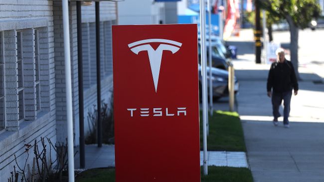 Вывеска автомобильного концерна Tesla. Архивное фото Вывеска автомобильного концерна Tesla. Архивное фото