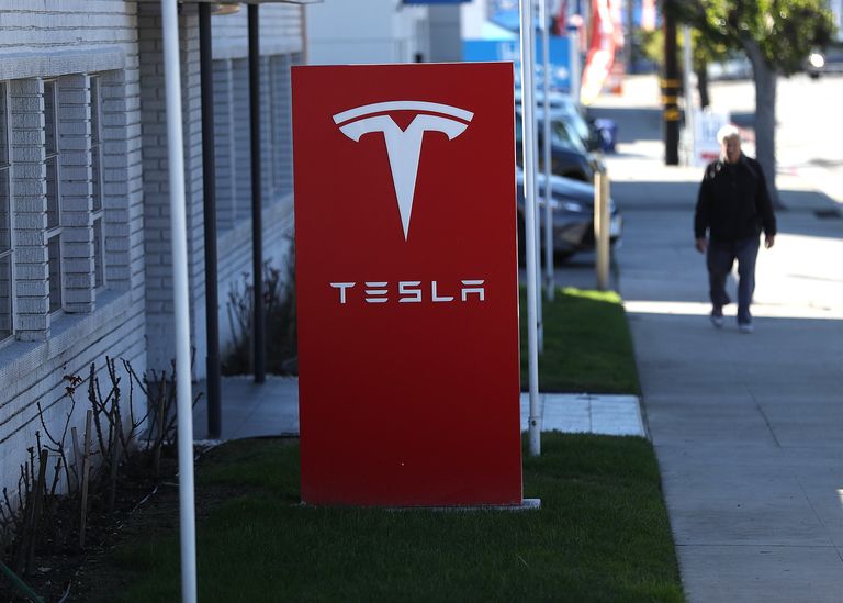 Вывеска автомобильного концерна Tesla в Лос-Анджелесе. 22 января 2017 года 