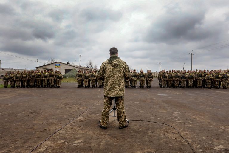 Президент Украины Петр Порошенко во время рабочей поездки в Луганскую область Президент Украины Петр Порошенко во время рабочей поездки в Луганскую область