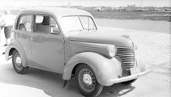 Первый советский серийный малолитражный автомобиль КИМ-10. Архивное фото Первый советский серийный малолитражный автомобиль КИМ-10. Архивное фото
