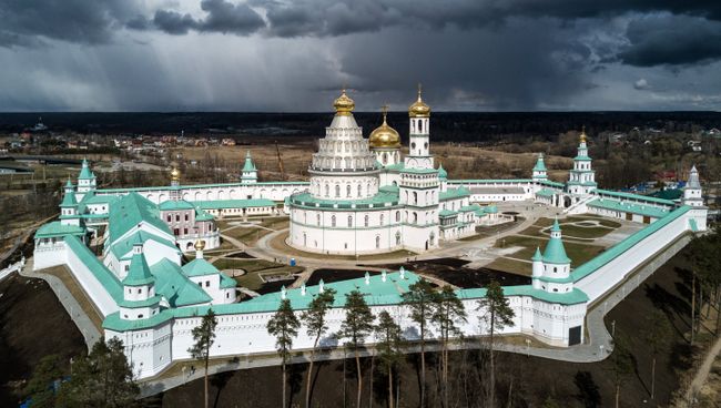 Воскресенский Ново-Иерусалимский ставропигиальный мужской монастырь в Московской области. Архивное фото Воскресенский Ново-Иерусалимский ставропигиальный мужской монастырь в Московской области. Архивное фото