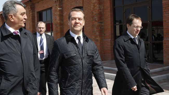 Председатлеь правительства РФ Дмитрий Медведев во время осмотра реконструкции культурно-исторического комплекса Омской крепости. 25 апреля 2017 Председатлеь правительства РФ Дмитрий Медведев во время осмотра реконструкции культурно-исторического комплекса Омской крепости. 25 апреля 2017