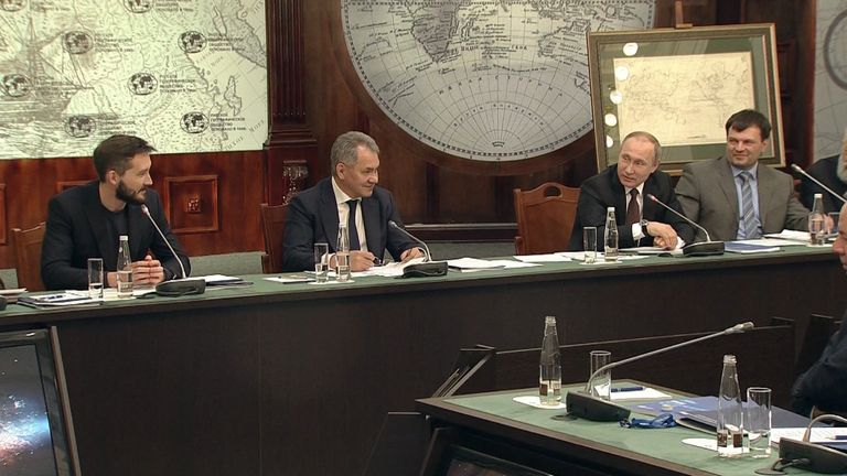 Приходится все время смотреть, чтобы нас никто не съел – Путин о своей работе