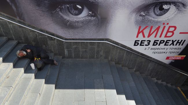 Бездомный на улице Киева, Украина. Архивное фото Бездомный на улице Киева, Украина. Архивное фото
