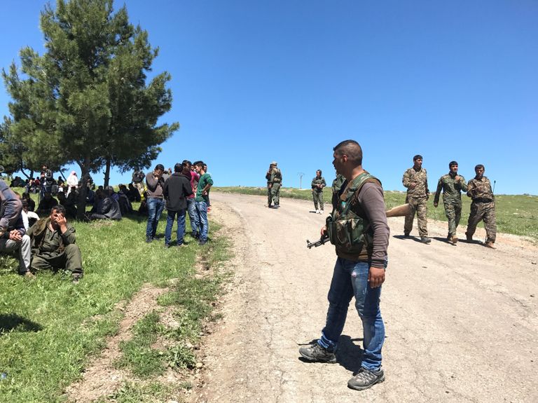 Бойцы Отрядов народной самообороны (YPG) на территории штаб-квартиры в Карачох после авиаудара турецких ВВС. 25 апреля 2017