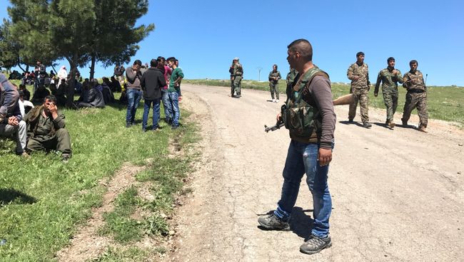 Бойцы Отрядов народной самообороны (YPG) на территории штаб-квартиры в Карачох после авиаудара турецких ВВС. 25 апреля 2017 Бойцы Отрядов народной самообороны (YPG) на территории штаб-квартиры в Карачох после авиаудара турецких ВВС. 25 апреля 2017
