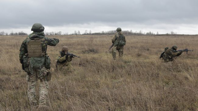 Американские военные инструкторы обучают военнослужащих ВСУ. Архивное фото Американские военные инструкторы обучают военнослужащих ВСУ. Архивное фото