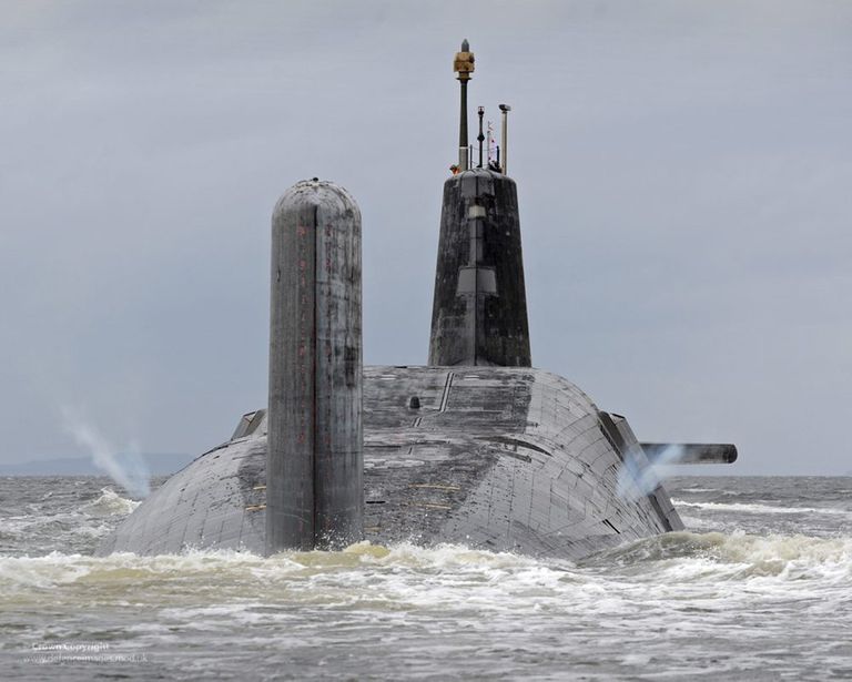 Cубмарина Vanguard ВМС Великобритании с ракетами Trident II D5 на борту у берегов Шотландии Cубмарина Vanguard ВМС Великобритании с ракетами Trident II D5 на борту у берегов Шотландии