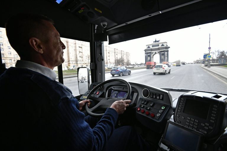Водитель в новом электробусе с возможностью зарядки на маршруте во время презентации в Москве Водитель в новом электробусе с возможностью зарядки на маршруте во время презентации в Москве