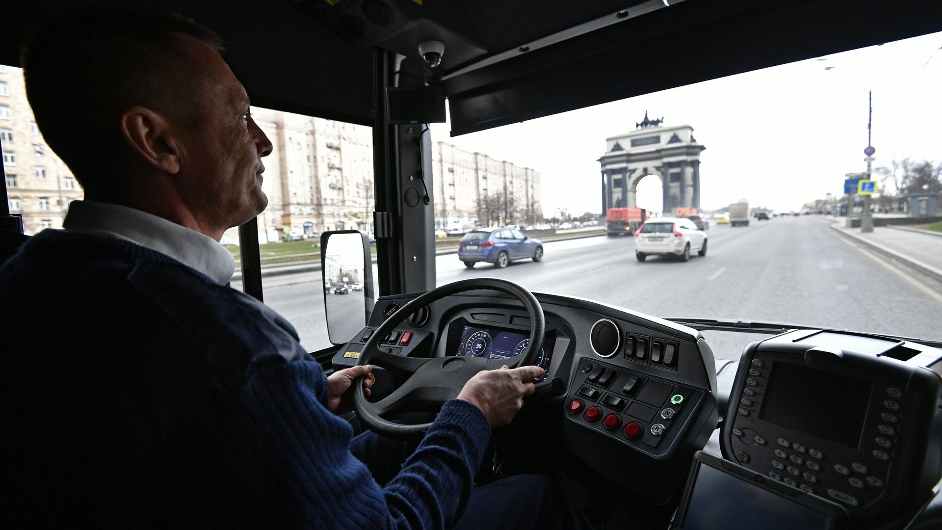 Водитель в новом электробусе с возможностью зарядки на маршруте во время презентации в Москве Водитель в новом электробусе с возможностью зарядки на маршруте во время презентации в Москве - РИА Новости, 1920, 24.10.2020