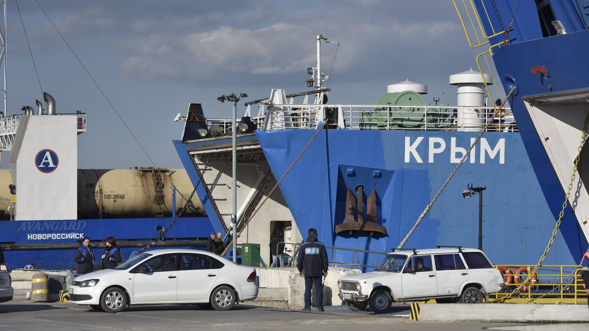 Выезд автомашин с парома в порту Крым на Керченском проливе Выезд автомашин с парома в порту Крым на Керченском проливе - РИА Новости, 1920, 08.10.2022