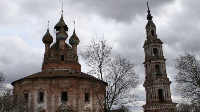 Казанская церковь и колокольня в селе Курба Ярославской области Казанская церковь и колокольня в селе Курба Ярославской области