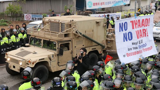 Протестующие и полиция во время доставки оборудования для американской системы заатмосферного перехвата баллистических ракет THAAD в Южной Корее. 26 апреля 2017 Протестующие и полиция во время доставки оборудования для американской системы заатмосферного перехвата баллистических ракет THAAD в Южной Корее. 26 апреля 2017