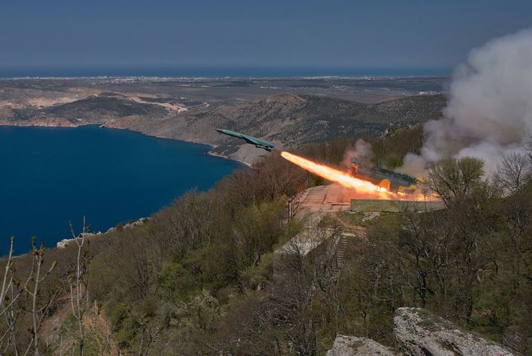 Пуск крылатой ракеты П-35 по морской мишени из БРК Утес в ходе учений ЧФ РФ в Крыму