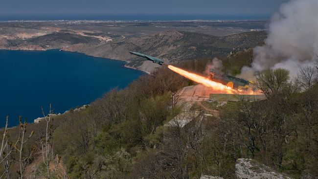 Пуск крылатой ракеты по морской мишени из БРК Утес в ходе учений ЧФ РФ в Крыму Пуск крылатой ракеты по морской мишени из БРК Утес в ходе учений ЧФ РФ в Крыму