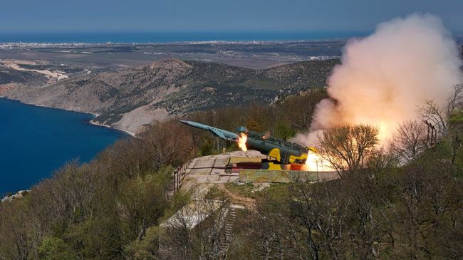 Пуск крылатой ракеты по морской мишени из БРК Утес в ходе учений ЧФ РФ в Крыму