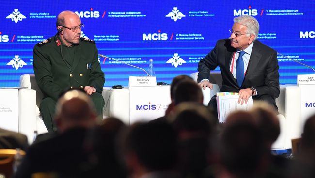 Министр иностранных дел Пакистана Хаваджа Мухаммад Асиф (справа). Архивное фото