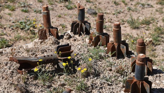 Остатки боеприпасов на окраине сирийского города Дейр-эз-Зо. Архивное фото Остатки боеприпасов на окраине сирийского города Дейр-эз-Зо. Архивное фото