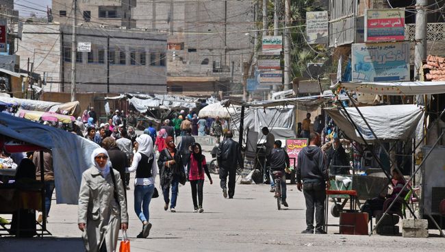 Жители на улице сирийского города Дейр-эз-Зор. Архивное фото