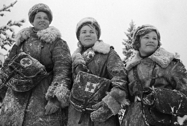 Девушки-санитарки во время Великой Отечественной войны Девушки-санитарки во время Великой Отечественной войны