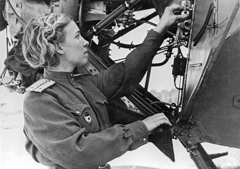 Клавдия Илюшина инженер по спецоборудованию 46-го гвардейского ночного бомбардировочного авиационного полка Клавдия Илюшина инженер по спецоборудованию 46-го гвардейского ночного бомбардировочного авиационного полка