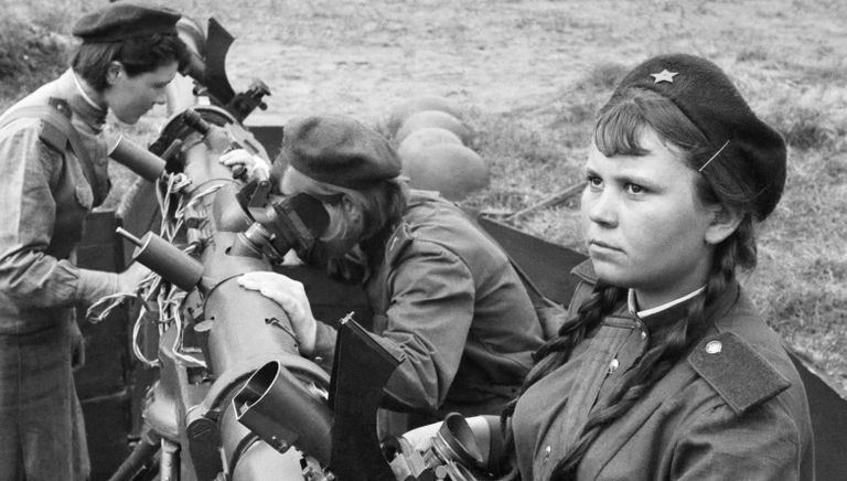 Зенитчица Татьяна Шморгунова с боевыми подругами у переправы через реку Одер
