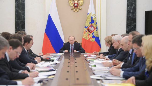 Президент РФ Владимир Путин проводит совещание с членами правительства РФ