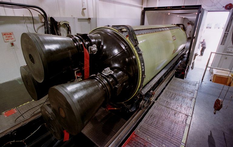 Погрузка межконтинентальной баллистической ракеты Minuteman III для перевозки на военную базу в штат Юта. 2002 год Погрузка межконтинентальной баллистической ракеты Minuteman III для перевозки на военную базу в штат Юта. 2002 год