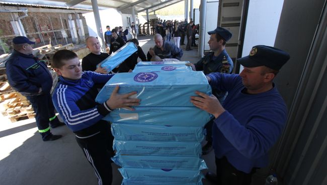 Разгрузка грузового автомобиля 64-го конвоя МЧС России с гуманитарной помощью для жителей Донбасса в Донецке. Архивное фото