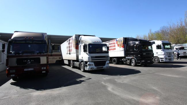 Грузовые автомобили 64-го конвоя МЧС России с гуманитарной помощью для жителей Донбасса в Донецке. 27 апреля 2017 Грузовые автомобили 64-го конвоя МЧС России с гуманитарной помощью для жителей Донбасса в Донецке. 27 апреля 2017