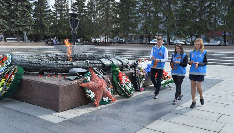 Волонтеры раздают георгиевские ленточки возле Вечного огня в Челябинске в рамках стартовавшей ежегодной акции Георгиевская ленточка Волонтеры раздают георгиевские ленточки возле Вечного огня в Челябинске в рамках стартовавшей ежегодной акции Георгиевская ленточка