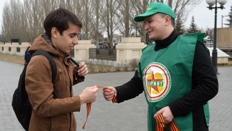 Волонтер Республиканского центра спортивно-патриотической и допризывной подготовки молодежи Патриот раздает георгиевские ленточки в Казани в рамках ежегодной акции Георгиевская ленточка Волонтер Республиканского центра спортивно-патриотической и допризывной подготовки молодежи Патриот раздает георгиевские ленточки в Казани в рамках ежегодной акции Георгиевская ленточка
