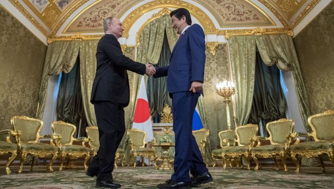 Президент РФ Владимир Путин и премьер-министр Японии Синдзо Абэ во время встречи в Москве. 27 апреля 2017 года Президент РФ Владимир Путин и премьер-министр Японии Синдзо Абэ во время встречи в Москве. 27 апреля 2017 года
