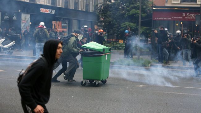 Протесты лицеистов в Париже против кандидатов в президенты. Архивное фото Протесты лицеистов в Париже против кандидатов в президенты. Архивное фото