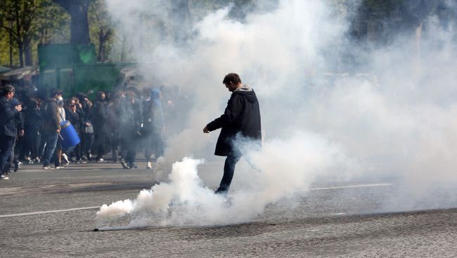 Протесты лицеистов в Париже. Архивное фото Протесты лицеистов в Париже. Архивное фото